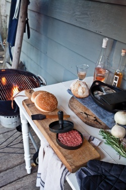 Logotrade Logogeschenke das Foto: Grillset mit Hamburgerpresse und Marinadenpinsel
