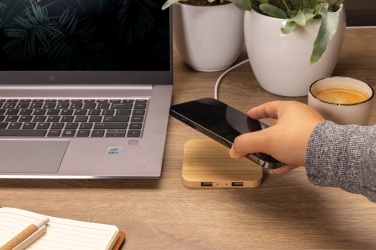 Logotrade reklaamkingid pilt: Bambusest 10 W juhtmevaba laadija USB-ga