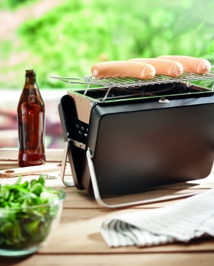 Logotrade reklaamkingituse foto: Kaasaskantav grill ja alus