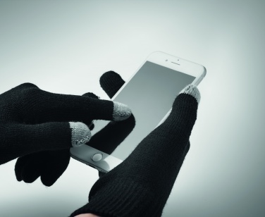 Logotrade reklaamtoote foto: Talvekomplekt taaskasutatud materjalist, kindad, müts ja sall