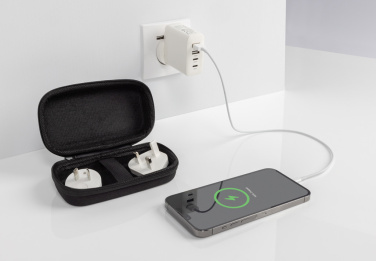 Logo trade mainoslahjat ja liikelahjat kuva: TravelCharge Pro RCS -matkalaturi USB C:llä