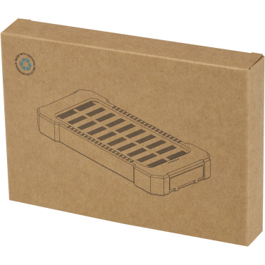 Logo trade liikelahjat mainoslahjat kuva: Altair 5 000 mAh:n ja 10 W:n kierrätysmuovista valmistettu kestävä aurinkoenergialla toimiva varavirtalähde, jossa on sisäänrakennettu taskulamppu