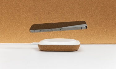 Logotrade verslo dovanos nuotrauka: Oregon RCS perdirbto plastiko ir kamštienos 10 W belaidis ryšys