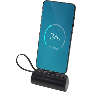 Logotrade verslo dovanos nuotrauka: „Alnair“ 5000 mAh 10 W perdirbto plastiko C tipo išorinė baterija su integruotu atlenkiamu stovu ir 2 viename laidu