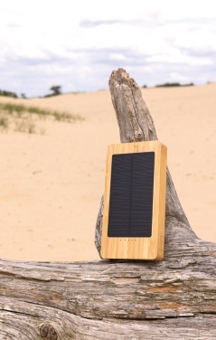Logotrade reklamprodukter bild: Sunwick 10.000mAh solcellspowerbank i bambu