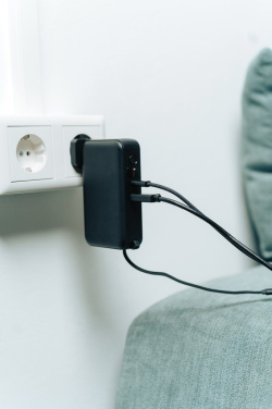 Logotrade kampanjprodukter bild: Urban Vitamin Eureka RCS återvunnen 65W hybridladdare
